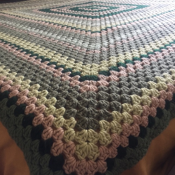 King-sized vintage crochet throw blanket - Picture 4 of 8